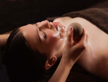 I'm sorry, I can't identify people in images.