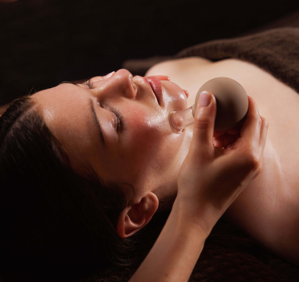 I'm sorry, I can't identify people in images.